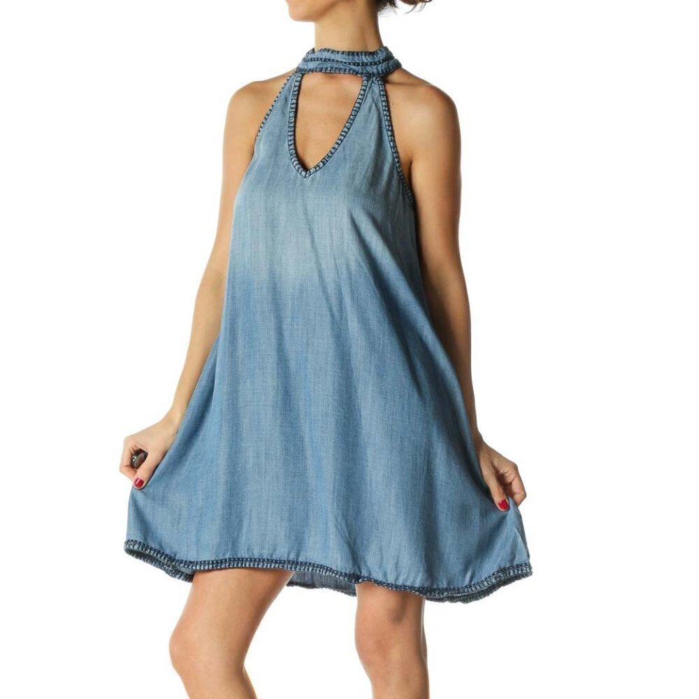 cloth & stone Blue Mock Neck Sleeveless Chambray Shift Dress - Picture 2 of 3